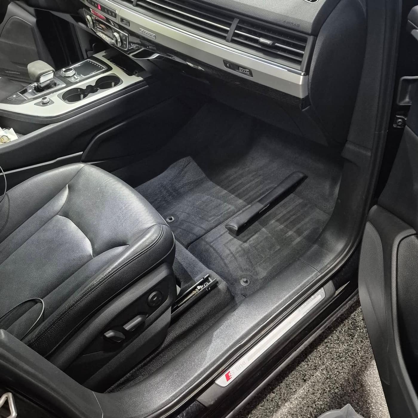 Siège du conducteur en cuir nettoyé et conditionné, coutures et surfaces impeccables
